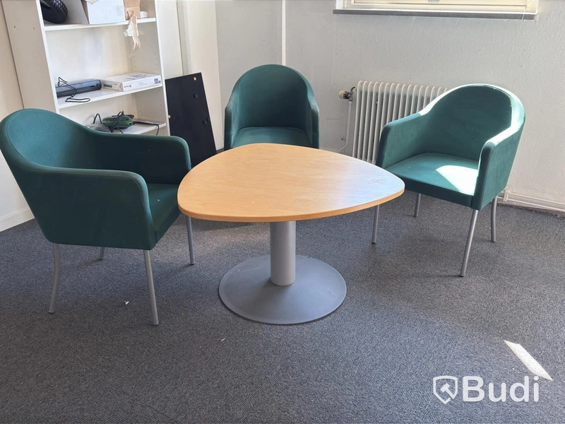 Receptionsdisk med skrivbord samt dokumentskåp och bord med 3 fåtöljer