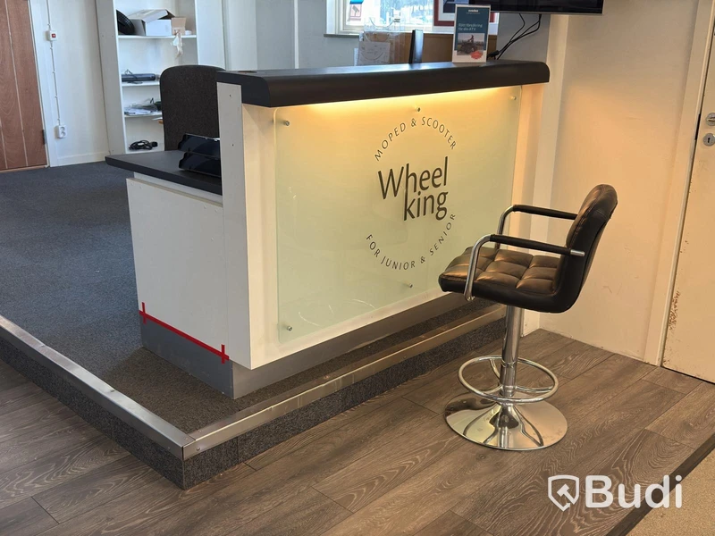 Receptionsdisk med skrivbord samt dokumentskåp och bord med 3 fåtöljer