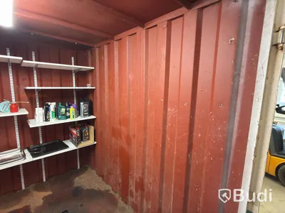 Container 8-fot, med hyllor, belysning och spilltråg