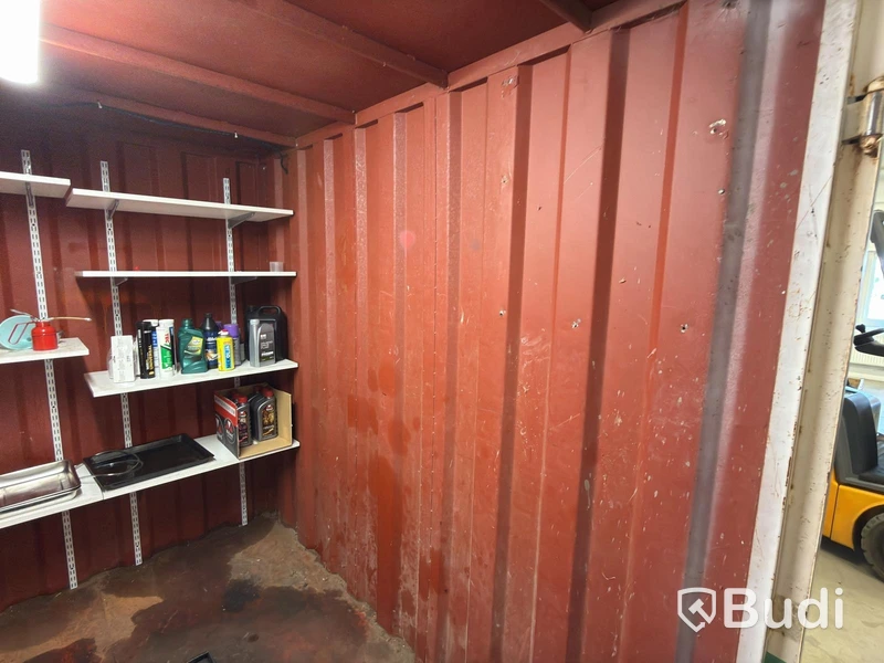 Container 8-fot, med hyllor, belysning och spilltråg