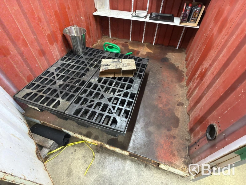 Container 8-fot, med hyllor, belysning och spilltråg