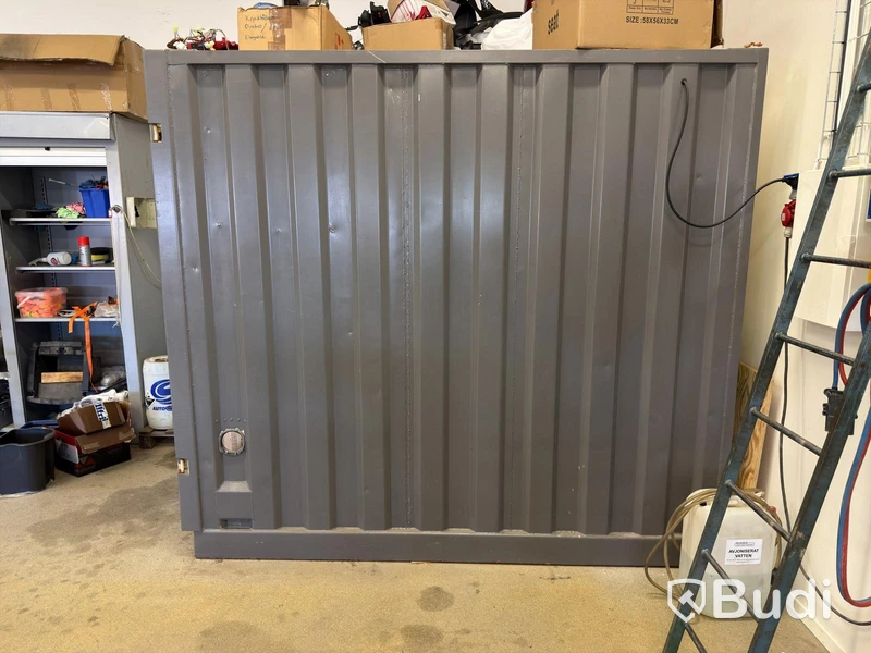Container 8-fot, med hyllor, belysning och spilltråg