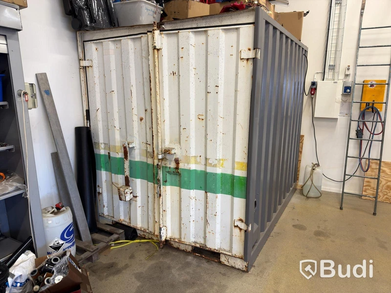 Container 8-fot, med hyllor, belysning och spilltråg