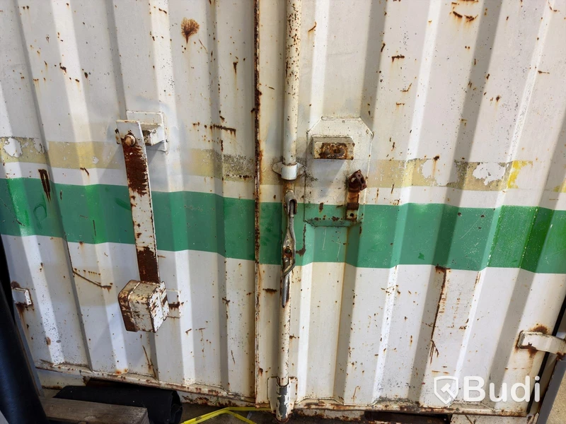 Container 8-fot, med hyllor, belysning och spilltråg