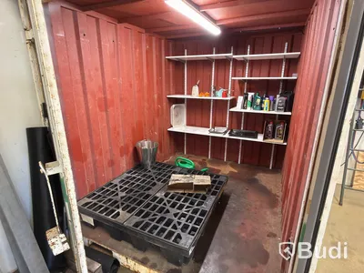 Container 8-fot, med hyllor, belysning och spilltråg