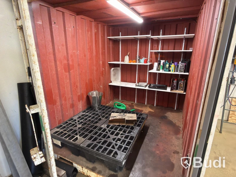 Container 8-fot, med hyllor, belysning och spilltråg