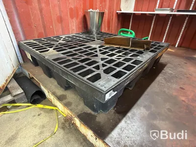 Container 8-fot, med hyllor, belysning och spilltråg