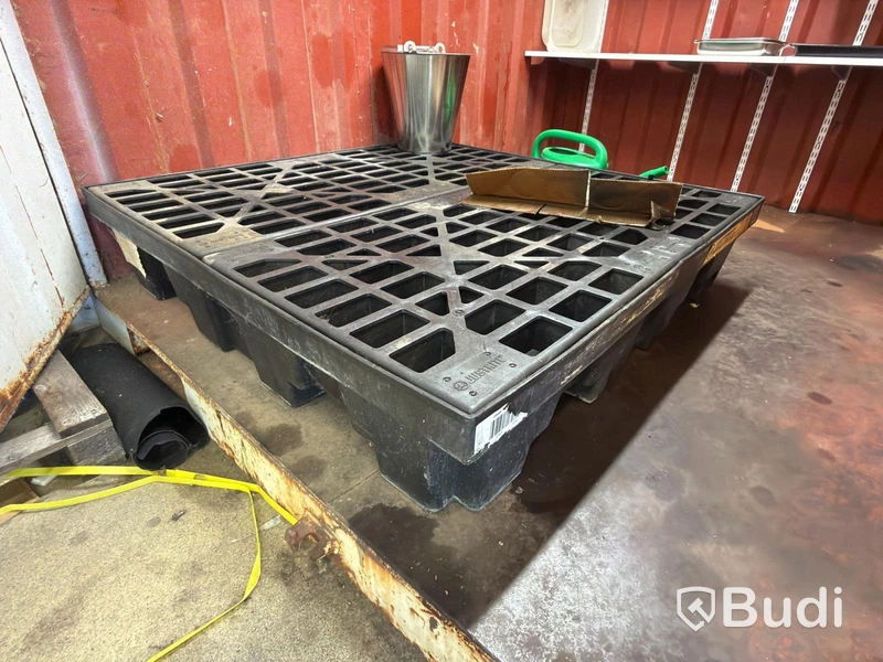 Container 8-fot, med hyllor, belysning och spilltråg