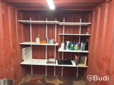 Container 8-fot, med hyllor, belysning och spilltråg