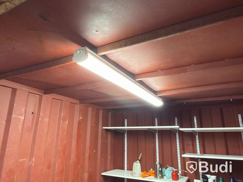 Container 8-fot, med hyllor, belysning och spilltråg