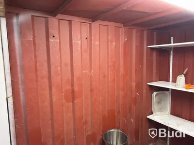 Container 8-fot, med hyllor, belysning och spilltråg