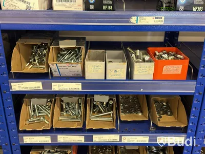 Hyllsystem, Berner med innehåll, bl.a. bult, muttrar, brickor etc.