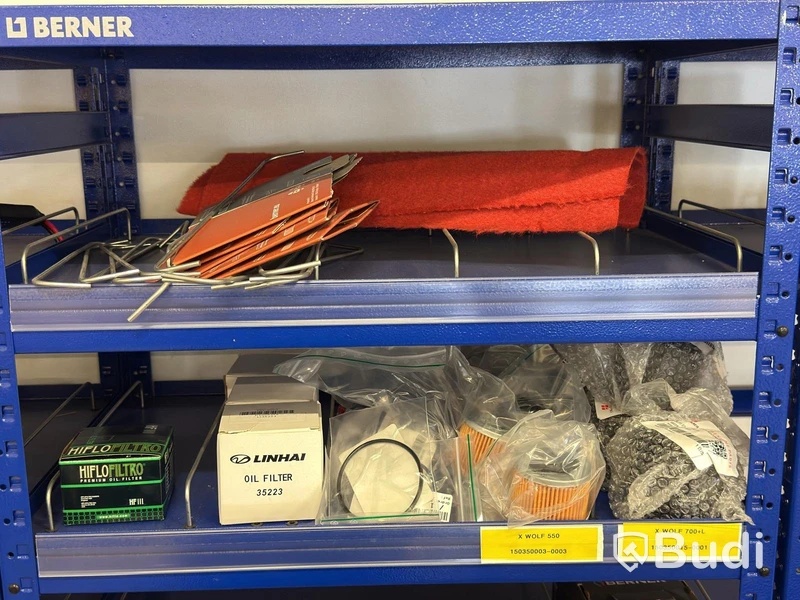 Hyllsystem, Berner med innehåll, bl.a. bult, muttrar, brickor etc.