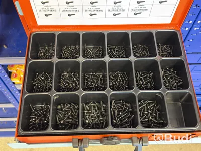Hyllsystem, Berner med innehåll, bl.a. bult, muttrar, brickor etc.