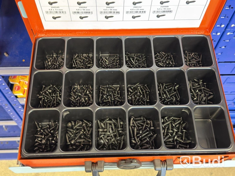 Hyllsystem, Berner med innehåll, bl.a. bult, muttrar, brickor etc.