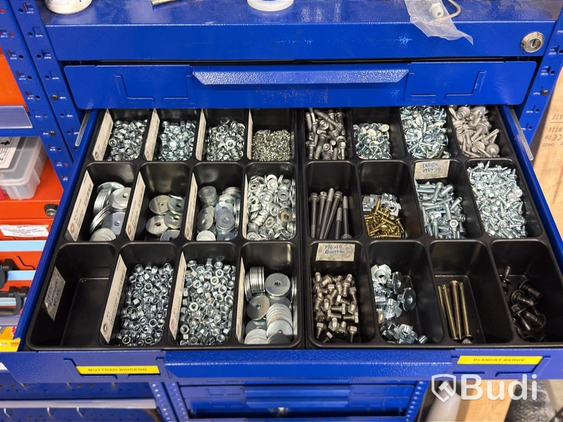 Hyllsystem, Berner med innehåll, bl.a. bult, muttrar, brickor etc.