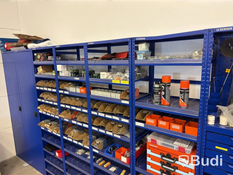 Hyllsystem, Berner med innehåll, bl.a. bult, muttrar, brickor etc.