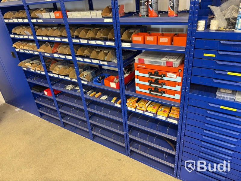 Hyllsystem, Berner med innehåll, bl.a. bult, muttrar, brickor etc.