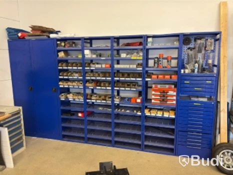 Hyllsystem, Berner med innehåll, bl.a. bult, muttrar, brickor etc.