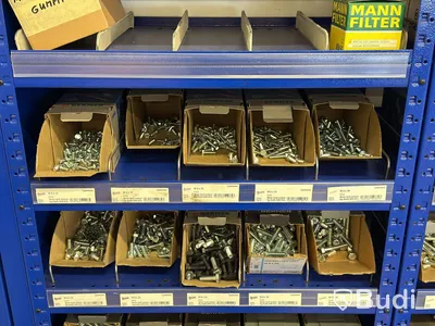 Hyllsystem, Berner med innehåll, bl.a. bult, muttrar, brickor etc.