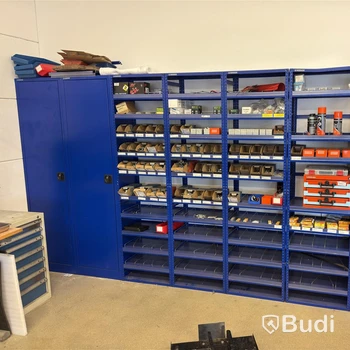 Hyllsystem, Berner med innehåll, bl.a. bult, muttrar, brickor etc.