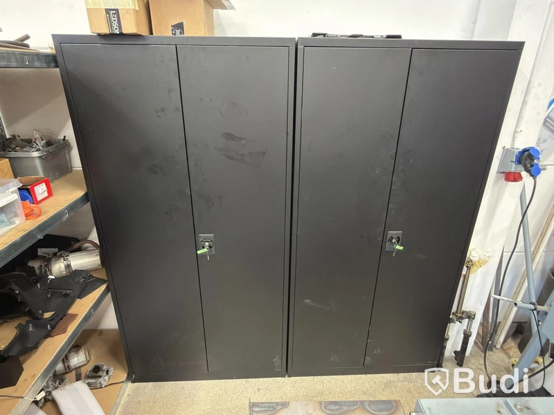 2 st verkstadsskåp med diverse reservdelar för ATV och moped