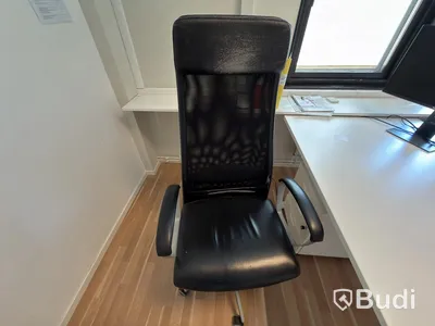 Höj- sänkbart skrivbord inkl. 1 st. stol från Ikea samt 2 st. datorskärmar.