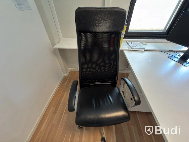 Höj- sänkbart skrivbord inkl. 1 st. stol från Ikea samt 2 st. datorskärmar.