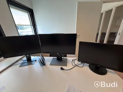 Höj- sänkbart skrivbord inkl. 1 st. stol från Ikea samt 2 st. datorskärmar.