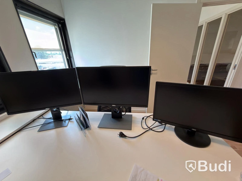 Höj- sänkbart skrivbord inkl. 1 st. stol från Ikea samt 2 st. datorskärmar.