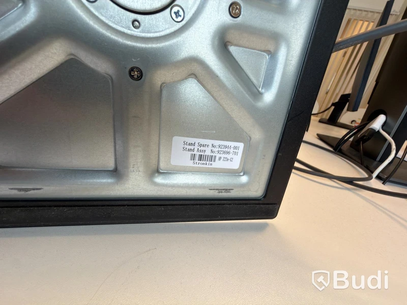 Höj- sänkbart skrivbord med stol från Ikea inkl. 2 st. datorskärmar
