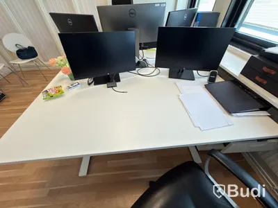 Höj- sänkbart skrivbord med stol från Ikea inkl. 2 st. datorskärmar