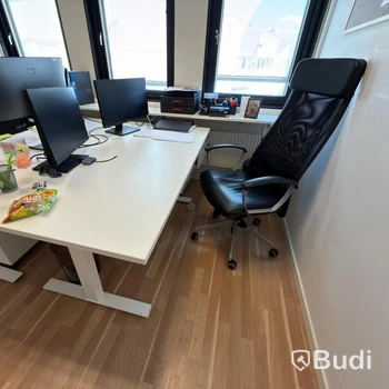 Höj- sänkbart skrivbord med stol från Ikea inkl. 2 st. datorskärmar