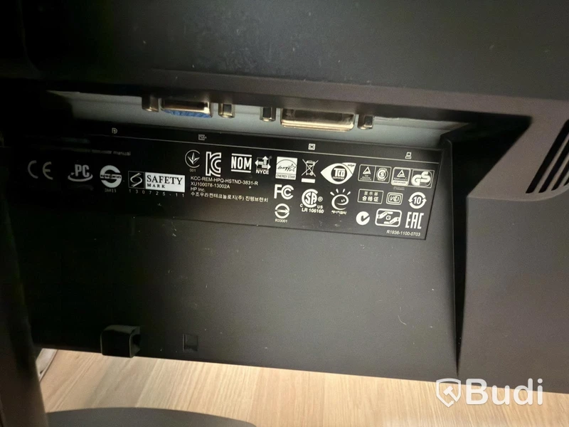 2 HP EliteDisplay E271i monitors