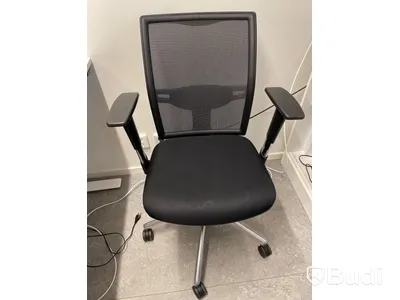 Höj och sänkbart skrivbord med kontorsstol