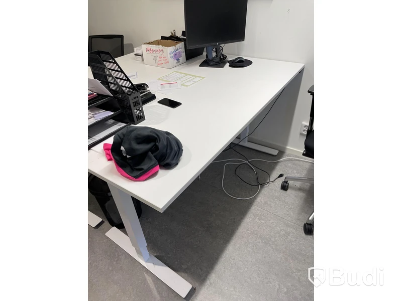 Höj och sänkbart skrivbord med kontorsstol