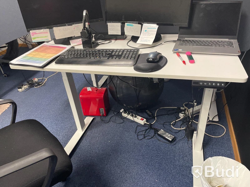 Höj- och sänkbart bord med kontorsstol