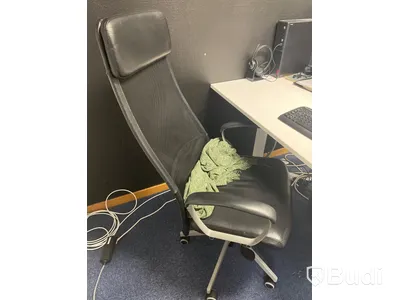 Höj- och sänkbart bord med kontorsstol