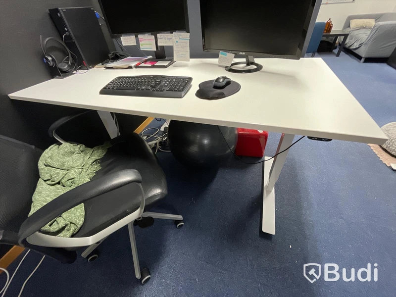 Höj- och sänkbart bord med kontorsstol