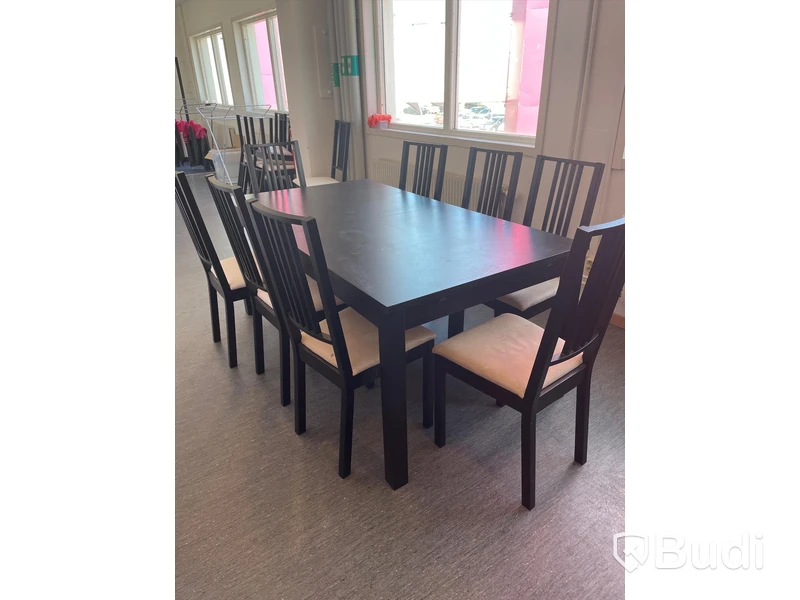Matbord med 14 st stolar