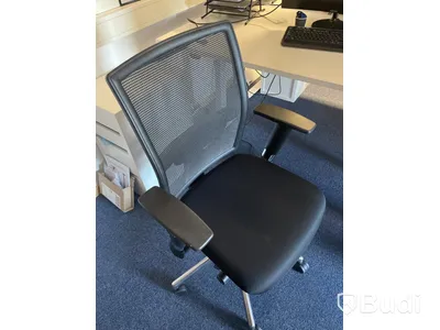 Höj- och sänkbart skrivbord med kontorsstol