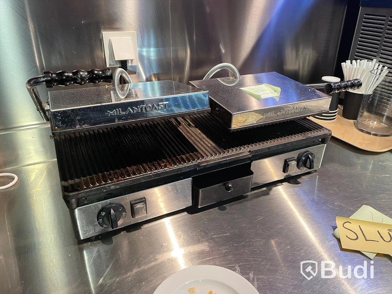Klämgrill - Milantoast. OBS! En sida defekt.