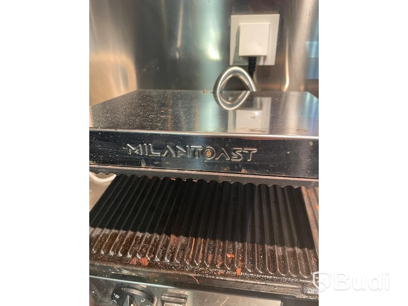 Klämgrill - Milantoast. OBS! En sida defekt.