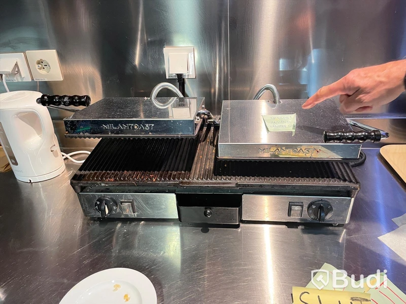 Klämgrill - Milantoast. OBS! En sida defekt.