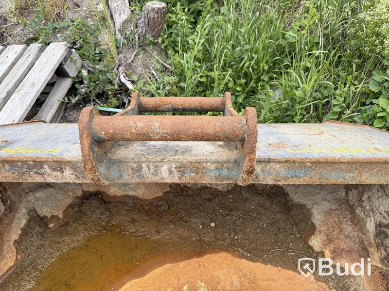 Grading bucket with S60 attachment, repair project