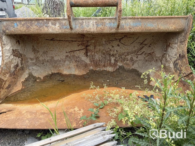 Grading bucket with S60 attachment, repair project
