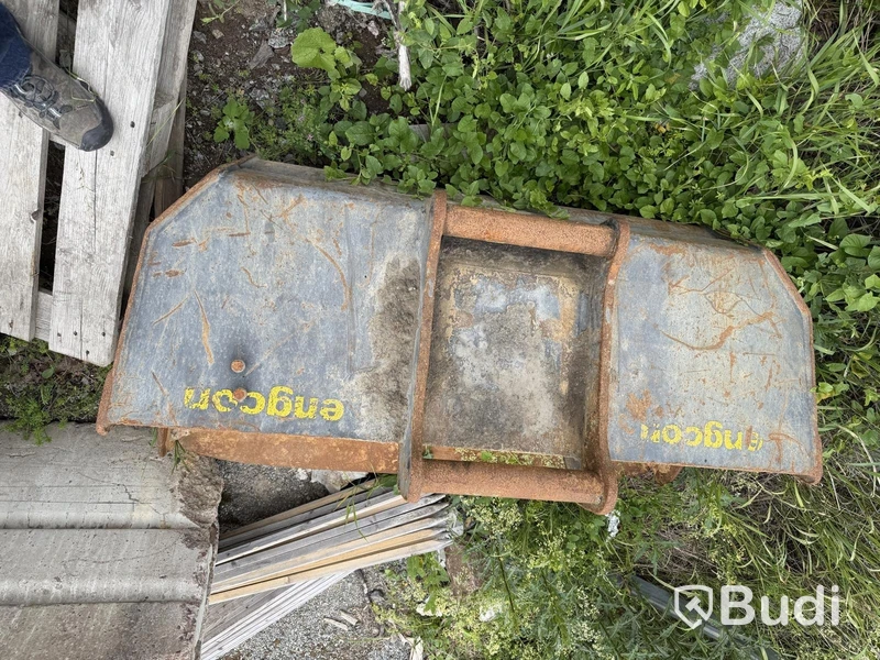 Grading bucket with S60 attachment, repair project