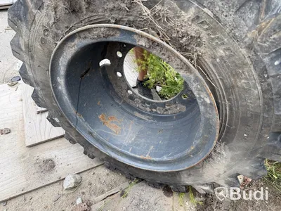 Dual wheels for wheeled excavator