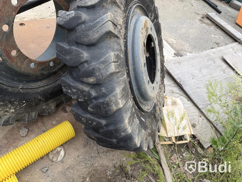Dual wheels for wheeled excavator