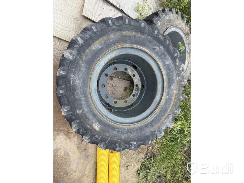 Dual wheels for wheeled excavator